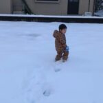 3才児の雪の中の一人ミニ散歩