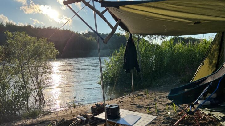 ソロキャンプ川辺でパップテントと焚き火と夕日