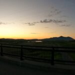 おじさん一人で、夕暮れ時に、川を散歩した。